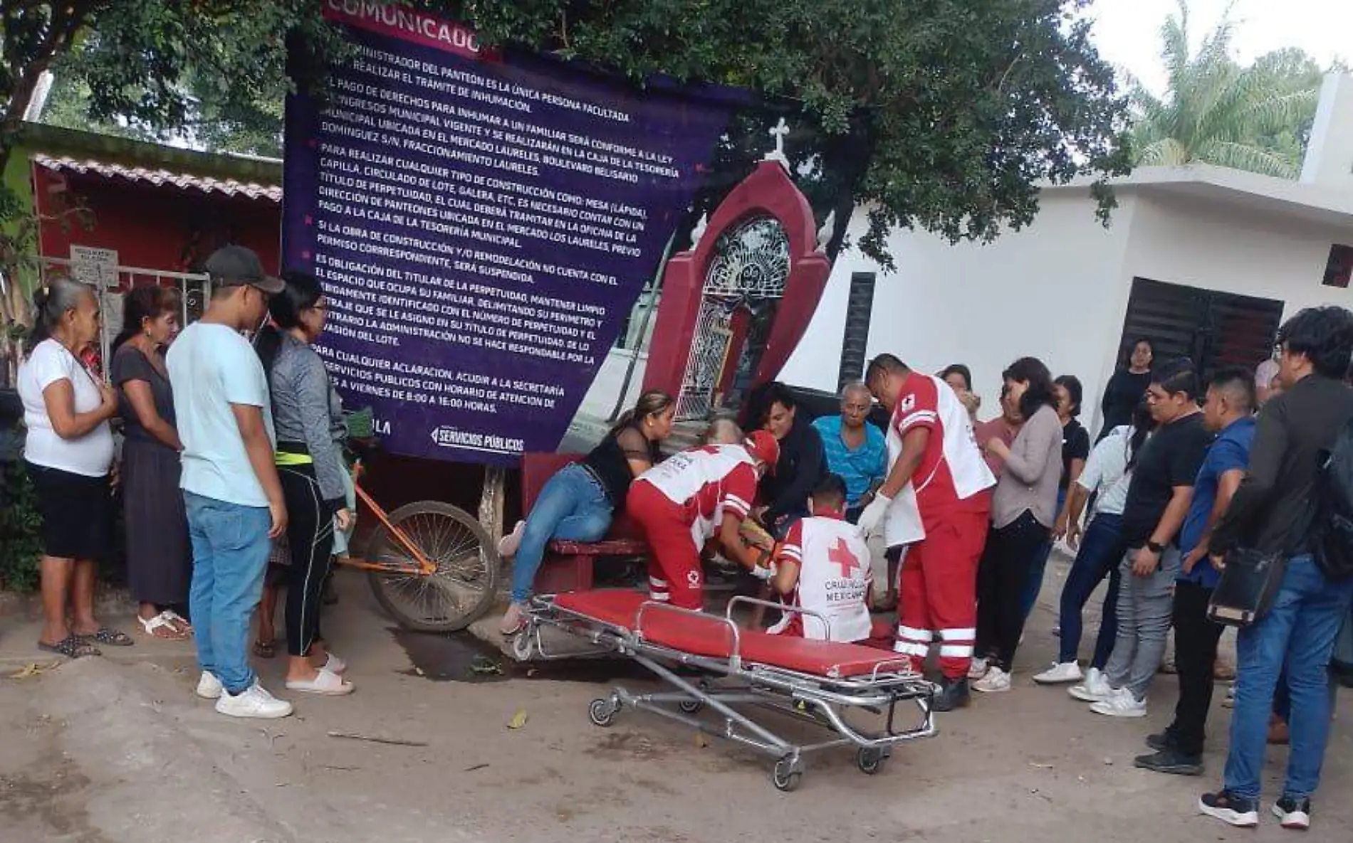 paramédicos ayudando a lesionada